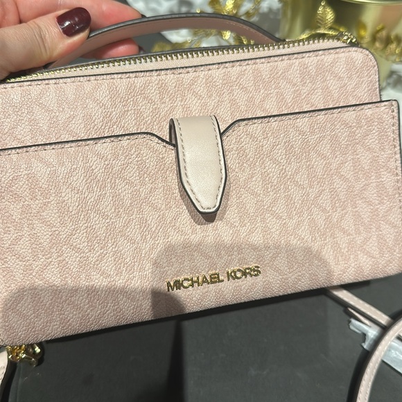 A brand new Michael kors handbag,in pink . It is so stylish and spacious - Picture 6 of 6